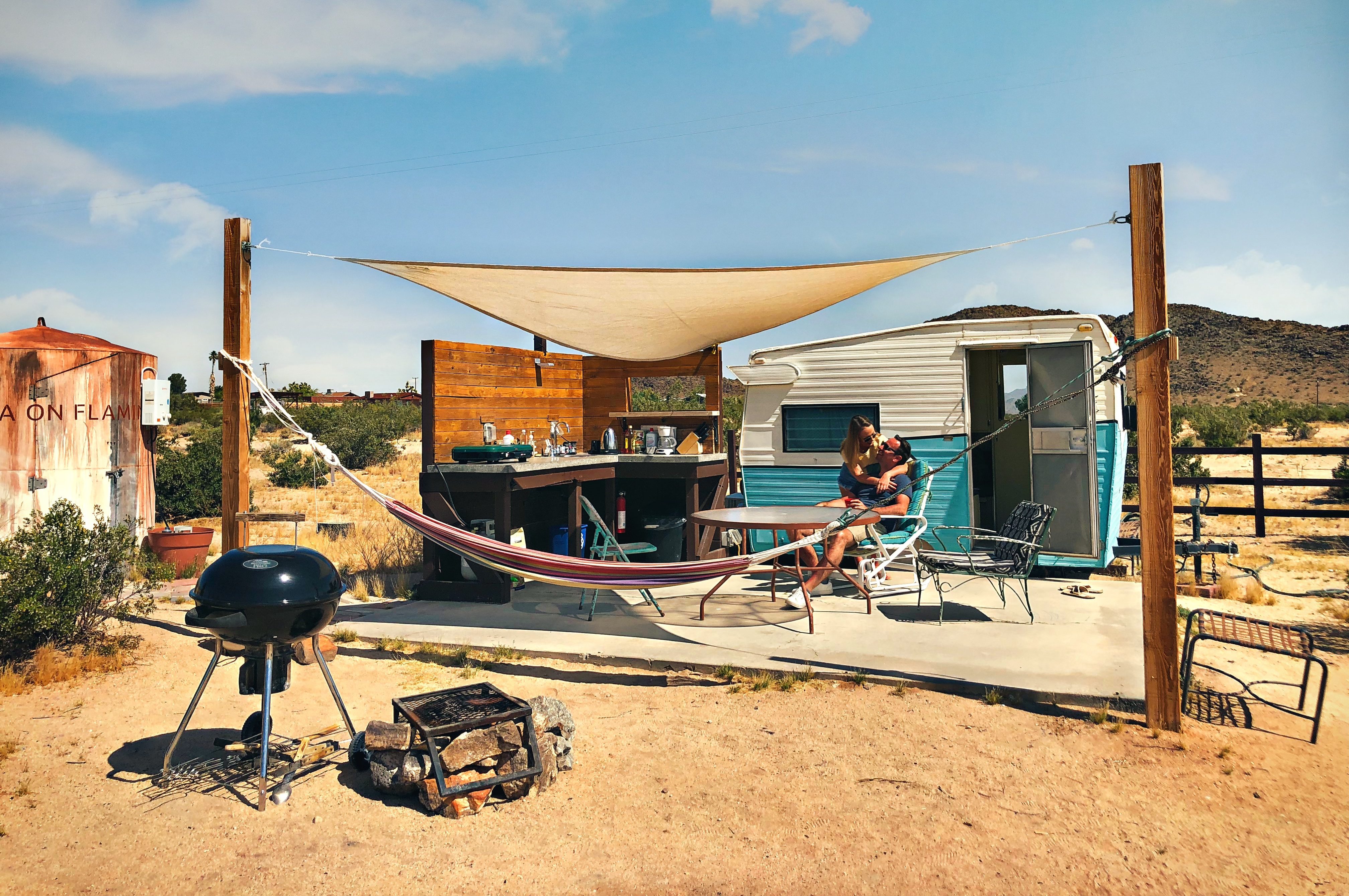 Joshua Tree verkennen vanuit een vintage caravan