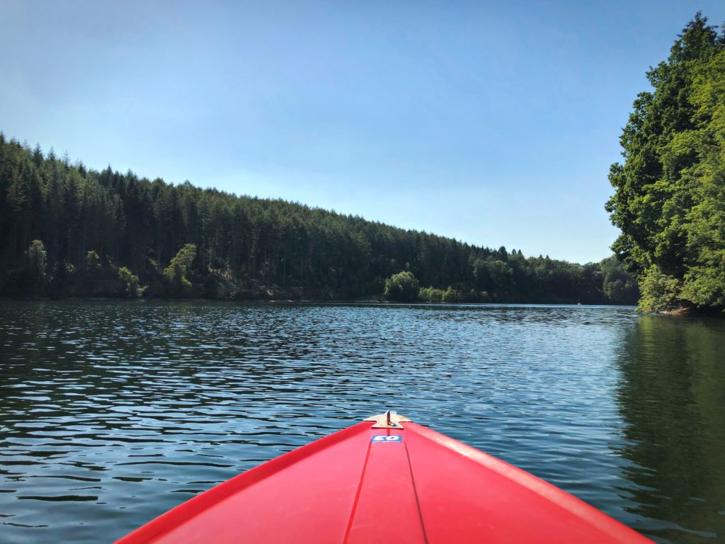 Glinsterend meer in de Ardennen