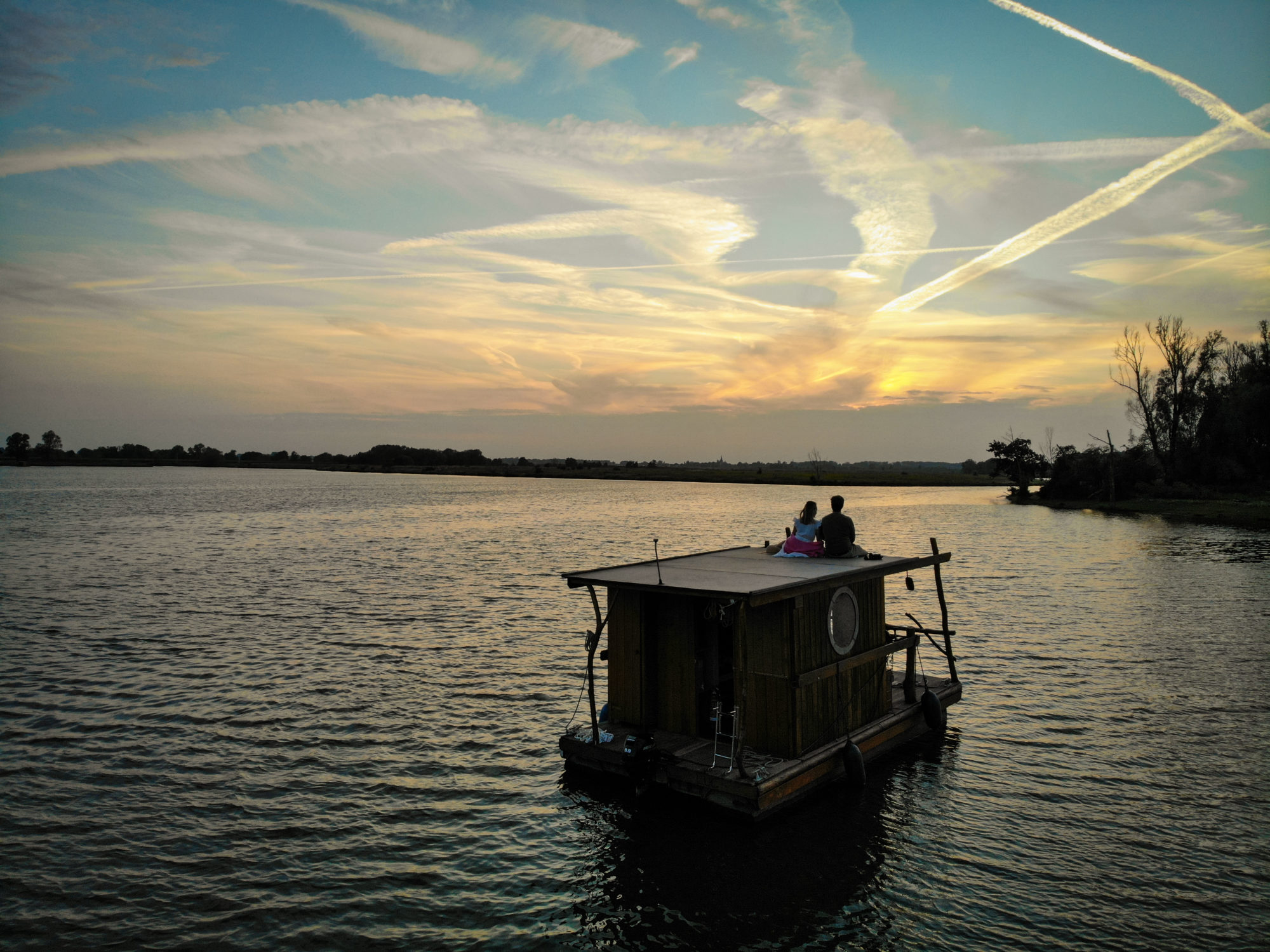 Kampeervlot tijdens zonsondergang