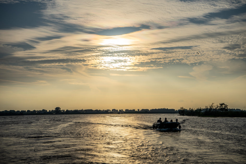 Zonsondergang boven de Maas