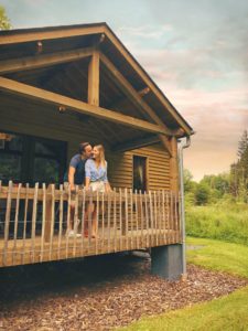 Koppel op de porch van hun cabin in La Truite d'Argent in Houffalize