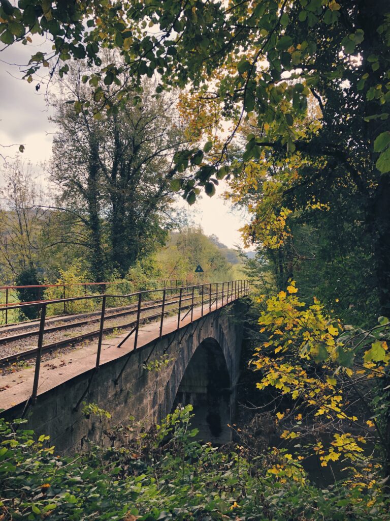 De spoorwegbrug over de Viroin