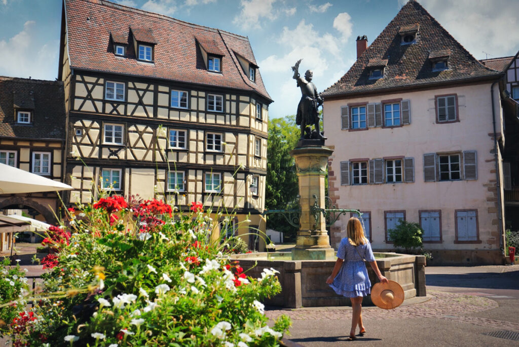Herken je deze fontein in Colmar? Zijn we op roadtrip in Frankrijk of op de set van "Belle & het Beest"?