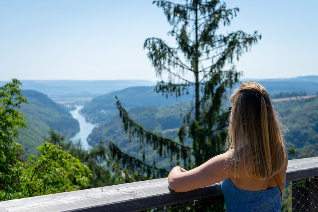 Uitzicht vanop het Baumwipfelpfad Saarschleif in Saarland