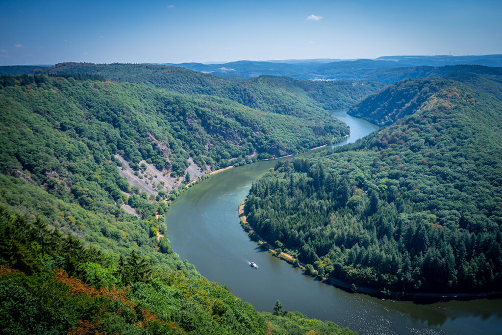 Uitzicht op de rivier Saar die dwars door Saarland stroomt.