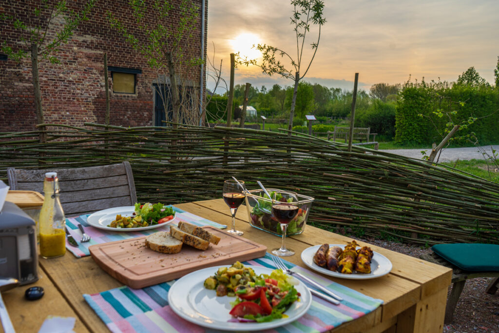 BBQ bij sunset met een tafel boordevol producten van eigen bodem