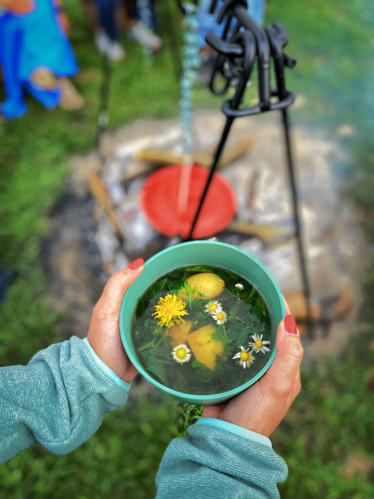 Bushcraften initiatie met brandnetelsoep als afsluiter.