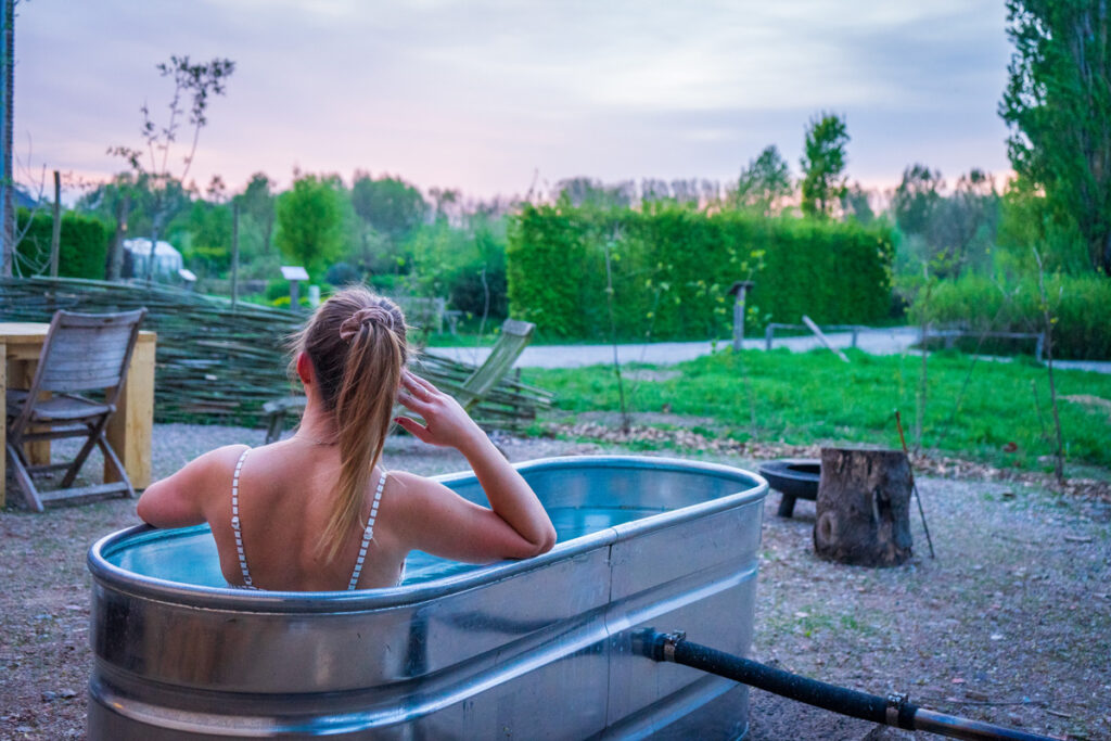 Deze zalige dag afsluiten in de hottub aan onze tiny house.